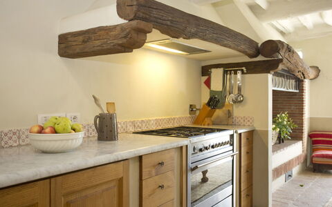 Angeloni: Countertop, Eigentum, Zimmer, Küche, Möbel, Cabinetry, Interior Design, Gebäude, Haus, Decke