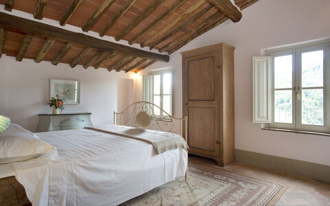 Angeloni: Schlafzimmer, Zimmer, Eigentum, Möbel, Bett, Decke, Bettrahmen, Bettdecke, Fussboden, Interior Design