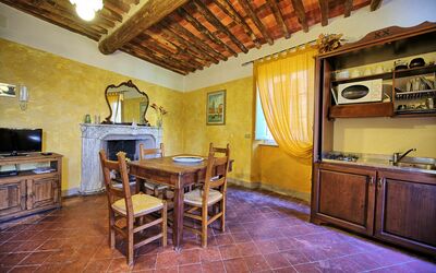 Menestrello: Eigentum, Zimmer, Gebäude, Möbel, Interior Design, Haus, Gelb, Grundeigentum, Küche, Zuhause