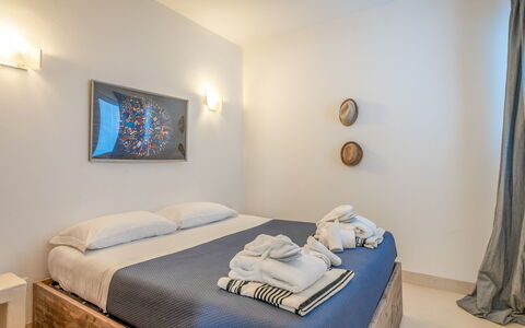 Villa Butterfly: Komfort, Gebäude, Azurblau, Holz, Textil, Fussboden, Flooring, Bilderrahmen, Bett, Bettrahmen