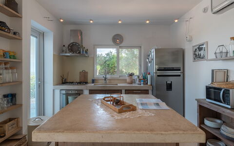 Villa Butterfly: Countertop, Möbel, Eigentum, Cabinetry, Tabelle, Holz, Küche, Fenster, Interior Design, Regal