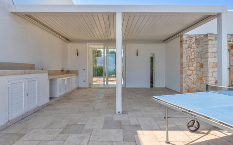 Villa Butterfly: Fussboden, Flooring, Verbundwerkstoff, Veranda, Schatten, Outdoor Struktur, Fliese, Beton, Gartenmöbel, Deck
