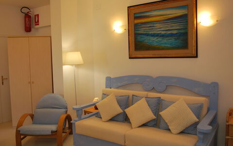 Marina Di Castagneto: Zimmer, Möbel, Eigentum, Wohnzimmer, Interior Design, Wand, Couch, Komfort, Tabelle, Suite