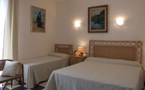 Marina Di Castagneto: Schlafzimmer, Zimmer, Bett, Möbel, Eigentum, Bettrahmen, Bettdecke, Fussboden, Wand, Gebäude