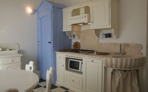 Marina Di Castagneto: Zimmer, Eigentum, Möbel, Sinken, Badezimmer, Interior Design, Fussboden, Cabinetry, Haus, Badezimmerschrank