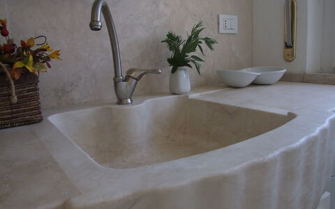 Appartamento - Le Finestre: Tischdecke, Sinken, Bad Sink, Eigentum, Zapfhahn, Textil, Wand, Marmor, Zimmer, Linens