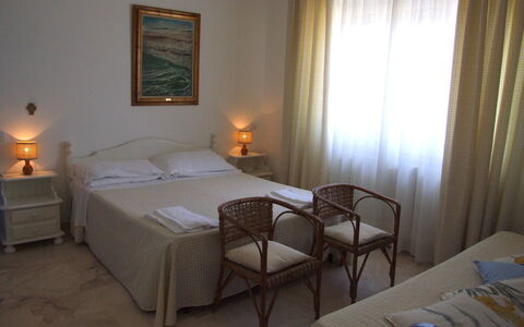 Appartamento - Le Finestre: Schlafzimmer, Bett, Möbel, Zimmer, Eigentum, Bettrahmen, Fussboden, Bettdecke, Wand, Matratze