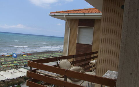 Appartamento - Le Finestre: Eigentum, Strand, Meer, Urlaub, Haus, Himmel, Gebäude, Holz, Grundeigentum, Zimmer
