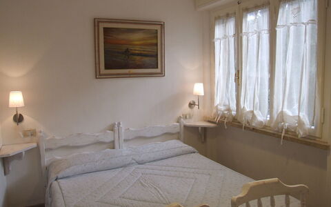 Villa Pineta: Schlafzimmer, Zimmer, Bett, Möbel, Eigentum, Bettrahmen, Bettdecke, Interior Design, Wand, Fussboden