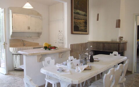 Villa Pineta: Zimmer, Möbel, Eigentum, Interior Design, Gebäude, Tabelle, Fussboden, Haus, Küche, Esszimmer
