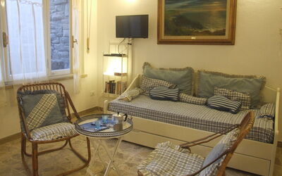 Buganvillea: Zimmer, Möbel, Eigentum, Interior Design, Tabelle, Fussboden, Wohnzimmer, Gebäude, Haus, Kaffetisch