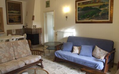 Azalea: Zimmer, Möbel, Wohnzimmer, Eigentum, Fussboden, Interior Design, Gebäude, Wand, Couch, Haus