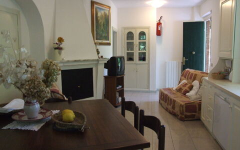 Villa La Quercia: Eigentum, Zimmer, Möbel, Gebäude, Interior Design, Wohnzimmer, Haus, Fussboden, Grundeigentum, Tabelle