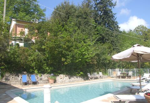 Villa La Quercia: Wasser, Pflanze, Himmel, Gebäude, Wolke, Azurblau, Schwimmbad, Baum, Gartenmöbel, Schatten