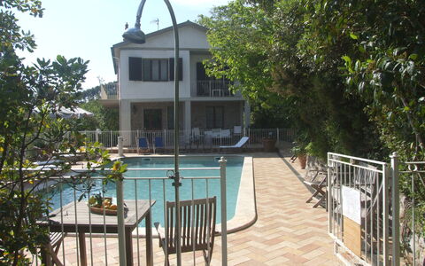 Villa Il Castagno: Pflanze, Eigentum, Gebäude, Himmel, Wasser, Baum, Fenster, Zaun, Schatten, Haus