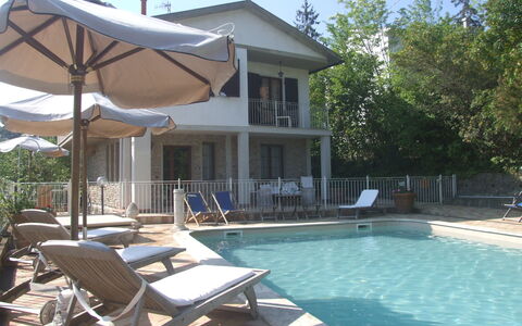 Villa Il Castagno: Wasser, Eigentum, Pflanze, Himmel, Schwimmbad, Azurblau, Schatten, Gartenmöbel, Stuhl, Interior Design