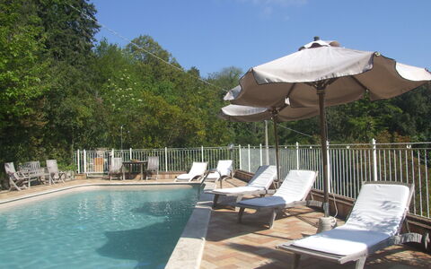 Villa Il Castagno: Wasser, Himmel, Pflanze, Möbel, Schwimmbad, Regenschirm, Gartenmöbel, Schatten, Baum, Gebäude