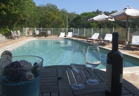 Villa Il Castagno: Wasser, Eigentum, Schwimmbad, Azurblau, Pflanze, Baum, Gartenmöbel, Flasche, Himmel, Freizeit