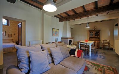 Ciliegio: Zimmer, Eigentum, Gebäude, Wohnzimmer, Möbel, Interior Design, Decke, Haus, Grundeigentum, Zuhause